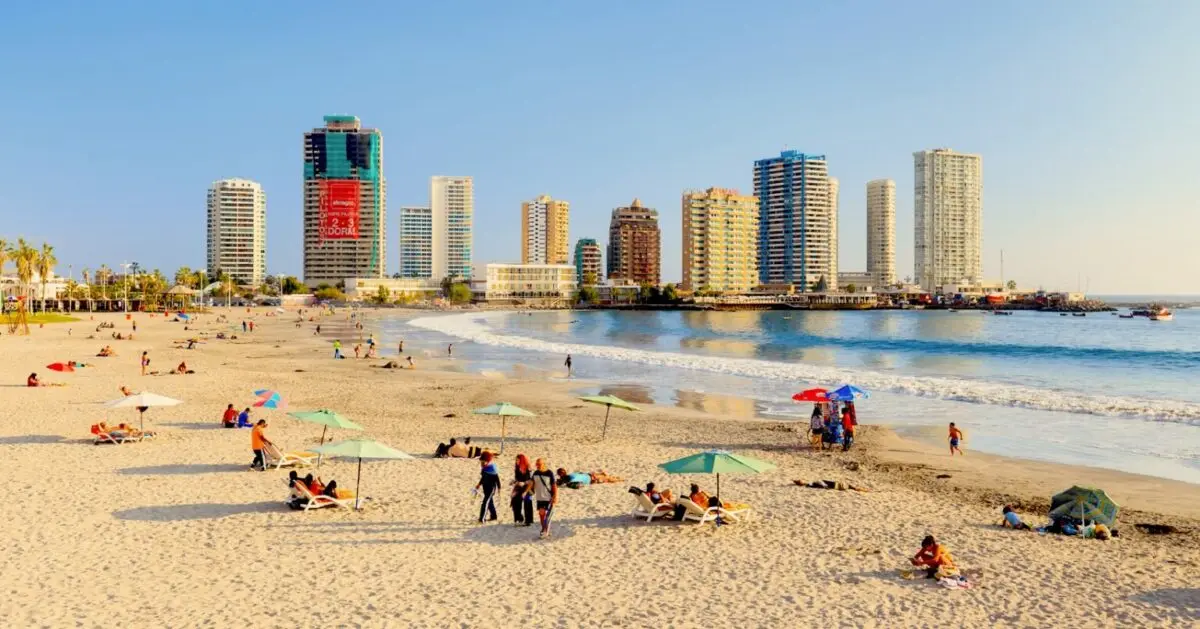 Chile proíbe fumar e jogar bitucas de cigarro em praias, rios e lagos, multa até 1.200 reais